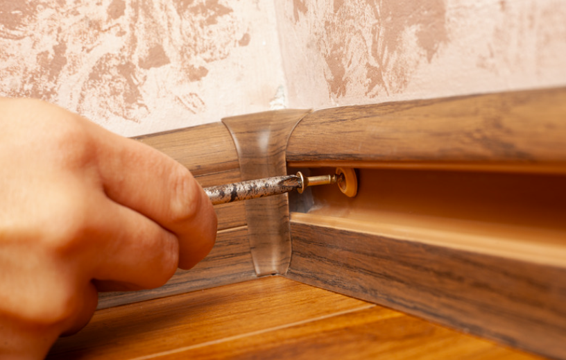 couper une plinthe en angle de 45 degrés sans boite à onglet